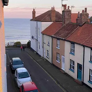 Lilly's Cottage, Filey, Sleeps 8 Holiday home